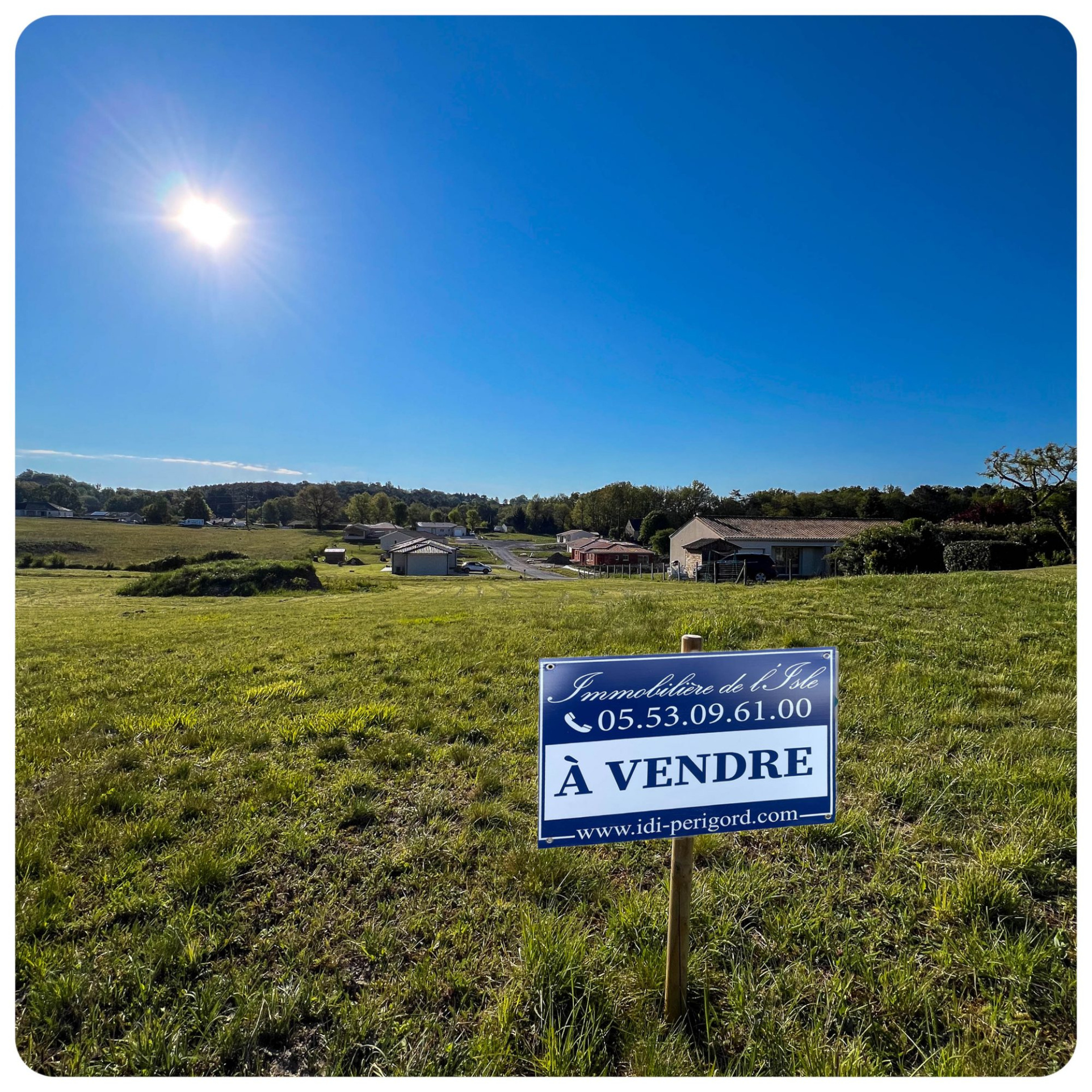 Lire la suite à propos de l’article CHAMPCEVINEL – TERRAIN CONSTRUCTIBLE, VIABILISÉ ET PLAT